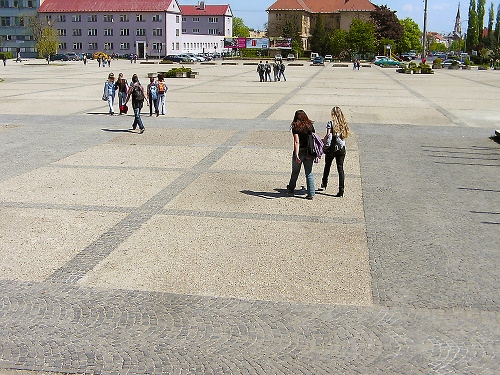 Pred obnovou 2010: Námestie pripomínalo betńovú plochu.