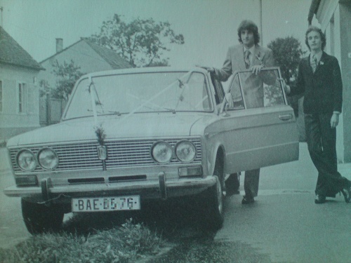 Marián (vľavo) so svadobnou Ladou v rkou 1976.