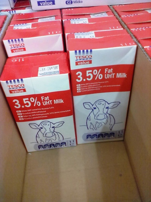 Hoci sľubujú rovnaký objem mlieka, jedna škatuľa sa svojím rozmerom od ostatných výrazne odlišovala.