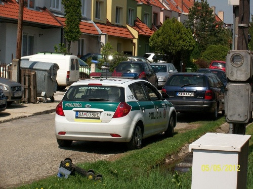 Policajt na služobnom aute poslušne počkal na svojho kolegu, kým mu v servise vymenia pneumatiky.