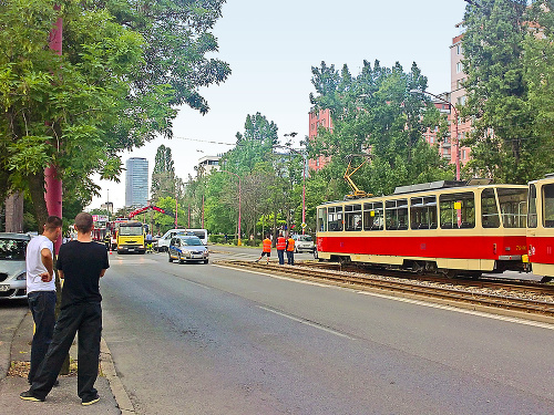 Vodič dodávky sa cestujúcim aj šoférom zablokovaných električiek postaral o predčasnú obednú pauzu.