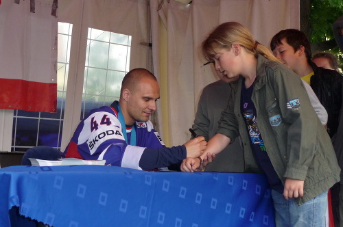 Patrik (11) si nechal od Andreja Sekeru podpídať aj ruku.
