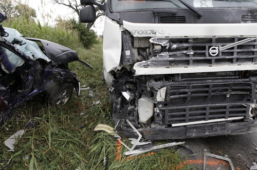 Pri Veľkých Úľanoch (okr. Galanta) došlo k smrteľnej zrážke osobného vozidla s kamiónom.