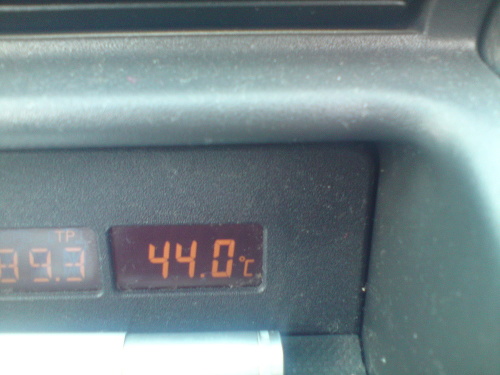 Palubný počítač v Adamovom aute ukazoval 44 °C. Neskôr to bolo ešte viac.