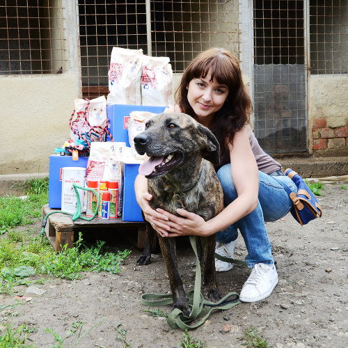 Z bohatých výhier sa teší aktivistka Katarína Gejdošová (30), i asi päťročná kríženka Nelka spolu s ďalšími psíkmi. 