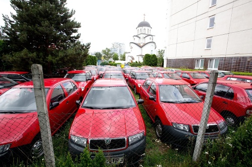 Skupina automobilov značky Škoda Fabia pred centrálou politickej strany HZDS-ĽS. Fábie z regionálnych centrál sú údajne na predaj.