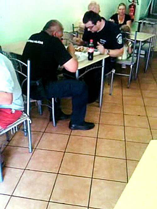 Čitateľ odfotil mestských policajtov v „akcii“.