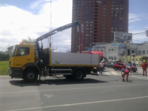 Strhnuté trakčné vedenie odstavilo električkovú dopravu v Bratislave až do večera.