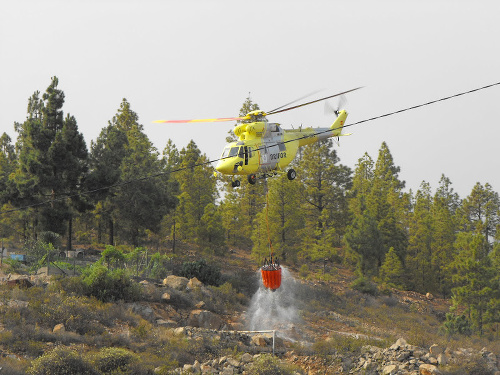 Helikoptéram sa mohutný požiar nepodarilo dostať pod kontrolu, do akcie sa majú zapojiť aj španielske hasiace lietadlá.