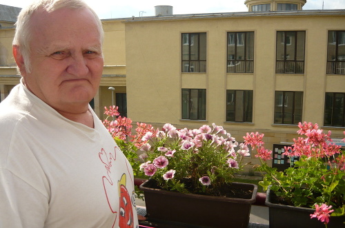 Branislav Igaz zo Žiaru nad Hronom na balkóne. kde sa mu usadili drozdy.