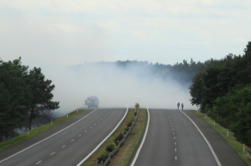 Diaľnicu D2 zahalil hustý dym.