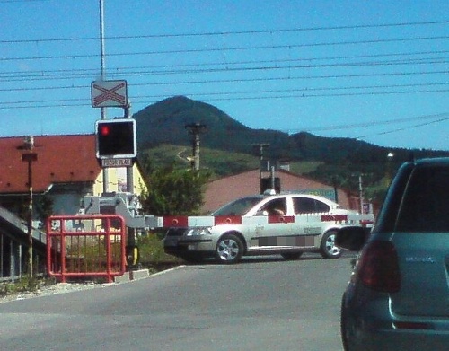 Taxikár zachoval duchaprítomnosť a na vlak si počkal už odstavený na vedľajšej koľaji.