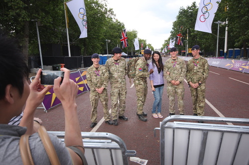 Vojaci si na pózovanie s turistami už zvykli.