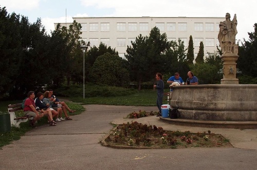 Hostine priamo z fontány sa prizerali ďalšia skupinka talianskych turistov.