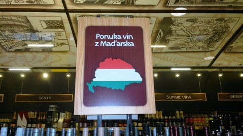 Dodávateľ vín svoje sympatie k bývalémému Uhorsku odprezentoval v plnej kráse v bratislavskom hypermarkete.
