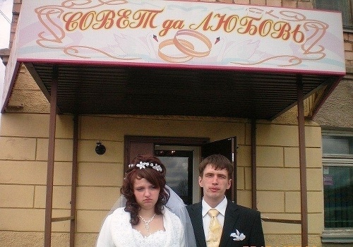 Paródia na svadbu po rusky: Mladomanželov vyprevádzal do spoločného života nápis "Mier a láska v dome".