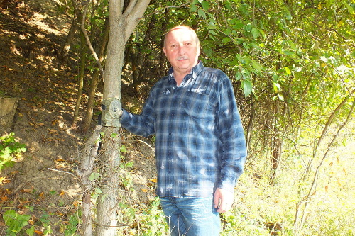 Poľovník Jozef Opet v stredu umiestnil v lese jedenástu fotopascu.