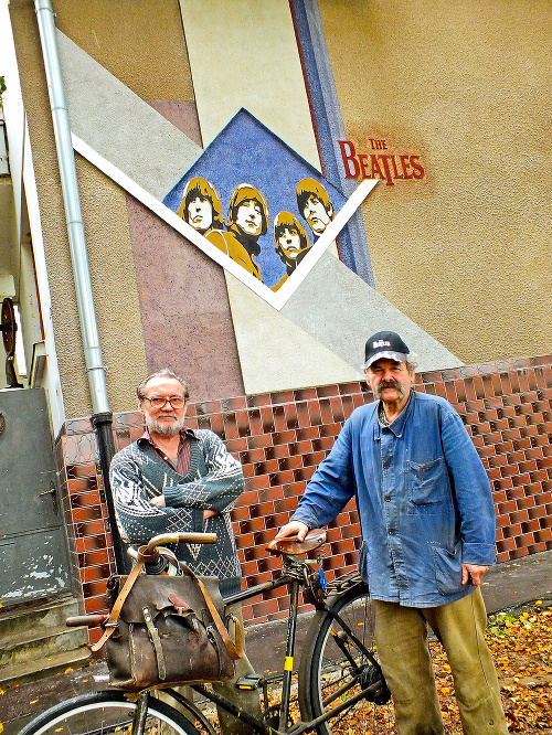 Maliar Ivan Chapčák (vľavo) a majiteľ nehnuteľnosti Pavol Zajac pred domom, ktorý je spomienkou na Beatles.