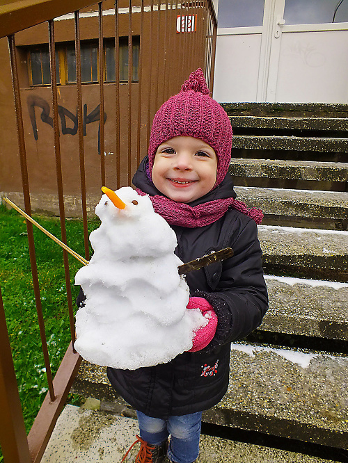 Martin: Sonička (3) mala z prvéhu snehu veľkú radosť. Stihla si už postaviť aj prvého snehuliaka.