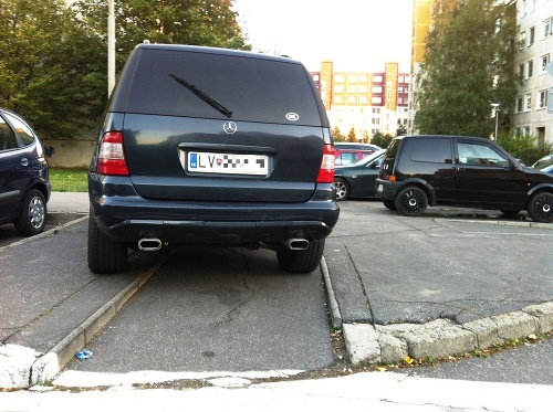 Aby si vozičkári náhodou nerobili zbytočné nádeje, so svojím autom sa neznámy vodič rozvalil na celú šírku prechodu.