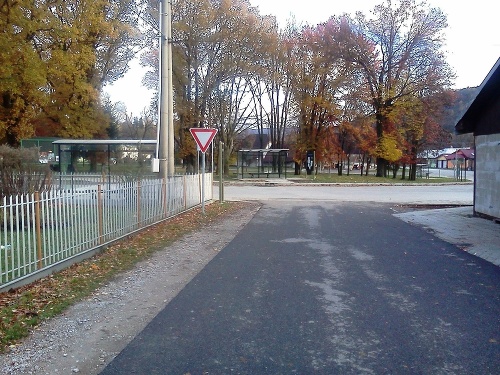 Starosta obce o nesprávne osadených značkách vie, zmenu však chystajú až na budúci rok.