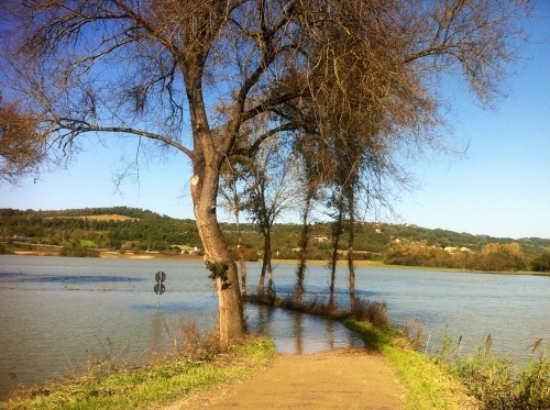 Asi kilometer a pol od Janinho domu je jazero, ktoré zalialo príjazdové cestičky.