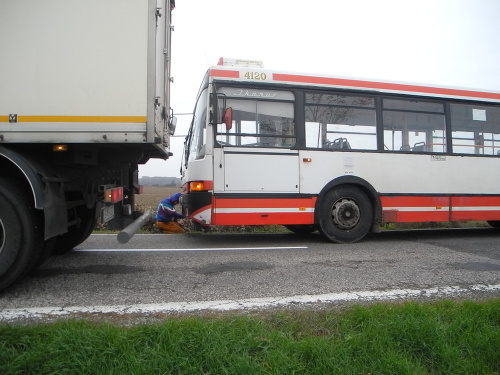 Autobus do priekopy zapadol na Petržalskej ceste. Boli v ňom iba dvaja cestujúci.