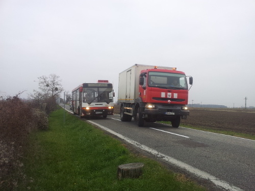 Autobus bratislavskej mestskej hromadnej dopravy sa snažil vyhnúť zrážke, skončil v priekope.