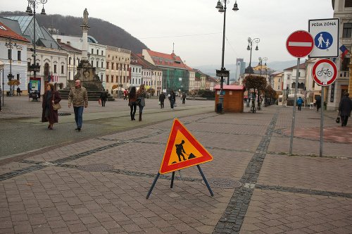 Rekonštrukcie sa dočká aj deravý a rozbitý zelený asfalt na Dolnej ulici.