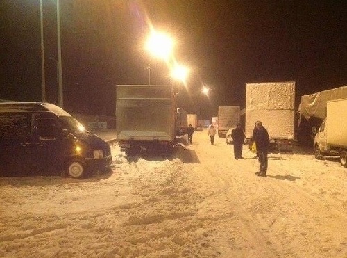 Motoristi, medzi ktorými sú aj Slováci, ostali uväznený v snežnej kalamite na Ukrajine. Dochádza im jedlo, voda a palivo. 