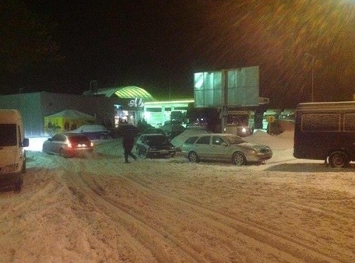 Motoristi, medzi ktorými sú aj Slováci, ostali uväznený v snežnej kalamite na Ukrajine. Dochádza im jedlo, voda a palivo. 