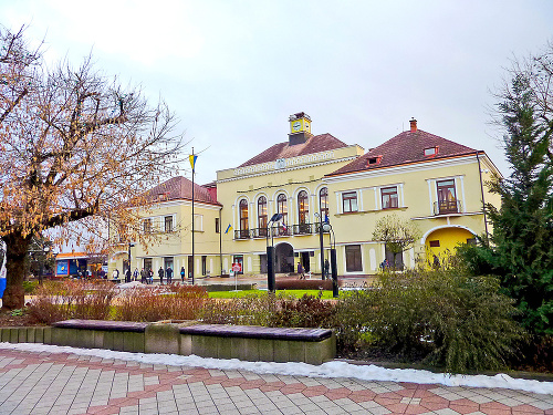 Michalovská radnica bude šetriť na tovaroch a službách.