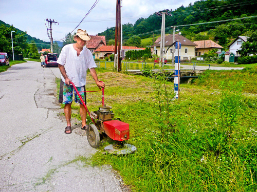 Rožňava: Po oprave výtlkov kosil v lete park v širšom centre mesta.