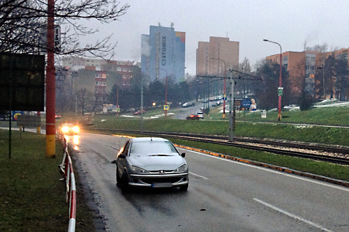 Auto stojí v strede pravého jazdného pruhu.