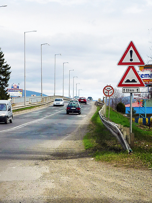 Takto vyzerala cesta pred opravou, na rozbitý asfalt upozorňovala i značka.