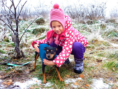 Karolínka Hirjaková (6) sa hráva s ratlíkom Samkom.