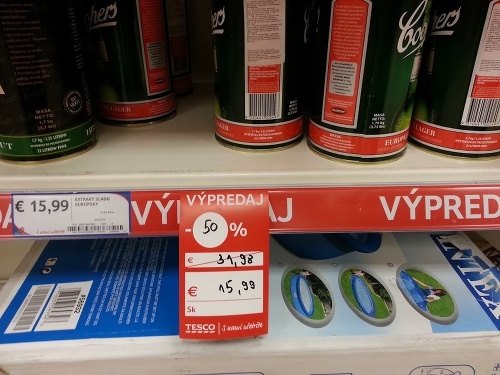 Tesco Petržalka, 25. 1. 2013: Zákazník odfotil plechovky v 50 %-nej akcii za 15,99 eur.