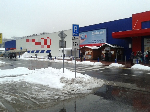 Na mieste vyhradenom pre telesne postihnutých sa objavilo aj auto považskobystrických policajtov.