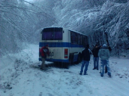 Málinec - Lučenec: Pre snehovú kalamitu autobus nevyšiel hore kopcom.