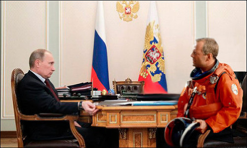 Vladimír Putin si na pomoc zavolal aj Bruca Willisa. Ten podobnú situáciu riešil vo filme Armagedon.