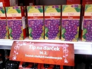 Niet romantickejšie darčeka k Valentínovi ako lacné krabicové víno...