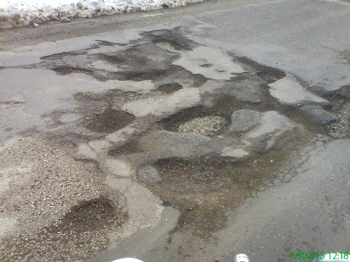 Takto tragicky vyzerá cesta v obci Dolné Zelenice (okr. Hlohovec).