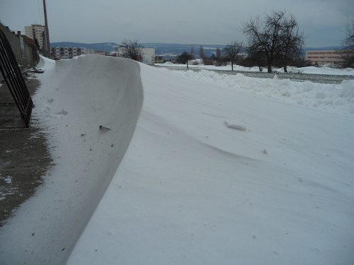 Záveje v Pezinku dosahovali výšku až 2 metre.