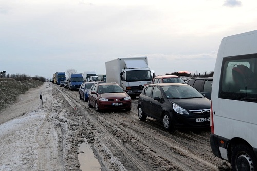 Kilometrové kolóny na maďarskej diaľnici sa po pár hodinách pohli len o pár metrov.