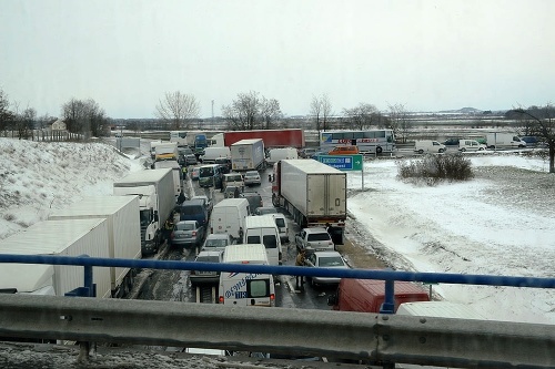 Hoci Slováci dali na rady dopravcu a vycestovali do Maďarska s predstihom, svoje lietadlo nestihli.