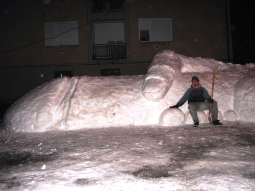 Autor gigantického snehového penisu Martin si pred svojím dielkom hrdo zapózoval.