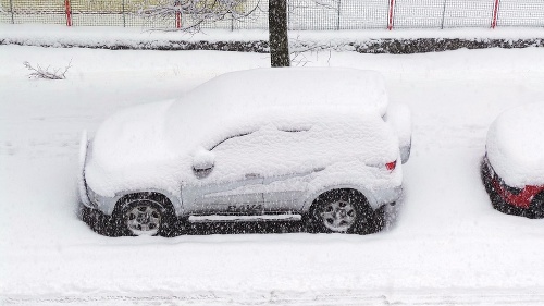 Zvolen: Ani zvolenské autá sa nevyhli návalom snehu.