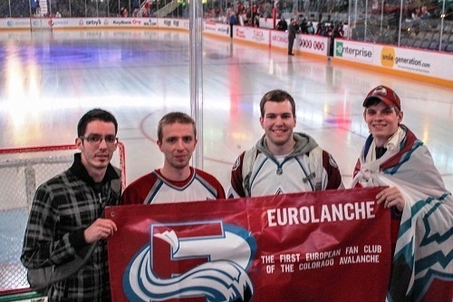 Členovia európskeho fanklubu Colorado Avalanche priamo pri ľade v Pepsi Center.