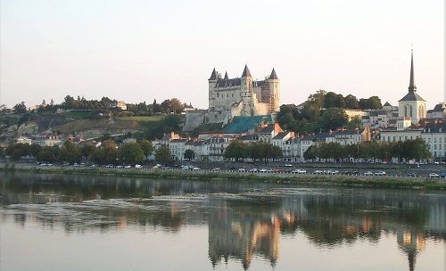 Francúzske mesto leží na rieke Loira.