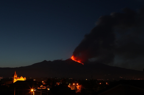 Valiaca sa láva je veľkou atrakciou pre turistov. Sledujú ju najmä z mesta Catania.